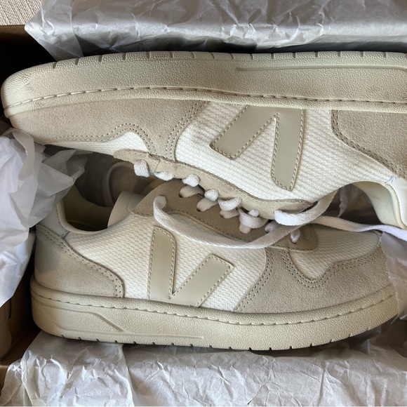 New in Box VEJA V-12 - Picture 2 of 6